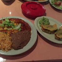 Das Foto wurde bei Esperanza&amp;#39;s Restaurant &amp;amp; Bakery von Monica N. am 11/14/2015 aufgenommen
