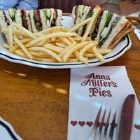 Photo taken at Anna Miller&amp;#39;s Restaurant by 裕美 岡. on 12/7/2023