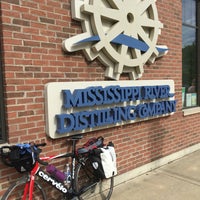 Das Foto wurde bei Mississippi River Distilling Company &amp; Cody Road Cocktail House von Axe am 6/29/2016 aufgenommen