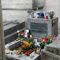 Photo taken at Tombe de Jim Morrison by Axe on 7/7/2022