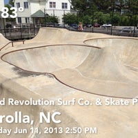 รูปภาพถ่ายที่ Island Revolution Surf Co. &amp;amp; Skate Park โดย Shannon H. เมื่อ 6/11/2013