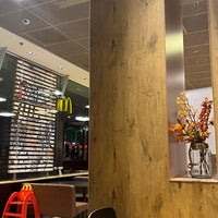 Foto diambil di McDonald&amp;#39;s oleh Sana K. pada 11/5/2022