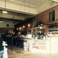Foto tirada no(a) Oddfellows Cafe &amp;amp; Bar por Ana T. em 9/16/2015