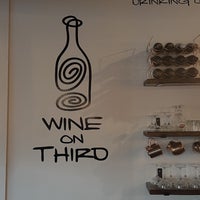 Das Foto wurde bei Wine on Third von SMR. am 6/15/2022 aufgenommen