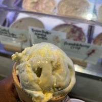 3/31/2024 tarihinde Mike A.ziyaretçi tarafından Jeni&amp;#39;s Splendid Ice Creams'de çekilen fotoğraf