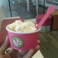 Photo taken at 16 Handles by Oscar R. on 10/1/2014