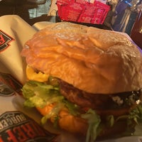 Foto tirada no(a) Firefly Burger por M em 2/27/2022