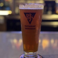 Photo taken at BJ&amp;#39;s Restaurant &amp;amp; Brewhouse by Robert S. on 10/11/2021