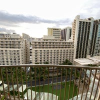 Foto tirada no(a) Embassy Suites by Hilton Waikiki Beach Walk por かとけん em 11/26/2023
