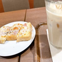 Photo taken at Ueshima Coffee House by Chisato on 9/21/2023