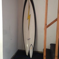 รูปภาพถ่ายที่ Lightning Bolt Surf Shop โดย Billy U. เมื่อ 11/4/2013