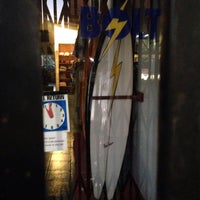 รูปภาพถ่ายที่ Lightning Bolt Surf Shop โดย Billy U. เมื่อ 10/17/2013