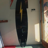 10/18/2013에 Billy U.님이 Lightning Bolt Surf Shop에서 찍은 사진