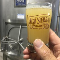 รูปภาพถ่ายที่ High Sierra Brewing Company โดย Jim P. เมื่อ 7/29/2015