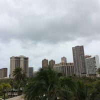 Снимок сделан в Luana Waikiki Hotel &amp;amp; Suites пользователем Jeffrey S. 4/19/2018