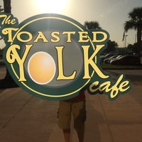 Foto tomada en The Toasted Yolk Cafe  por Jeffrey S. el 8/22/2019