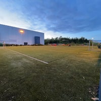 Photo taken at Kivikon tekonurmikentät by Juho Ä. on 9/7/2022