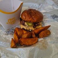 Foto tirada no(a) Burgos Premium Burger Bar por Miloš em 10/21/2020