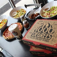 Foto diambil di 1000 Degrees Pizza Salad Wings oleh user301563 u. pada 6/5/2020