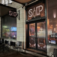 Foto tomada en SiP Fine Spirits &amp;amp; Cigar Lounge  por Jay S. el 4/21/2022