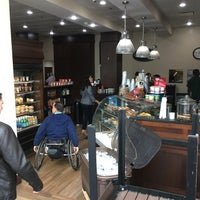 Foto tomada en Greenberry&amp;#39;s Coffee Company  por Jay S. el 11/1/2017