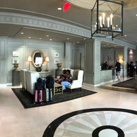 Foto diambil di Loews Madison Hotel oleh Jay S. pada 7/4/2018
