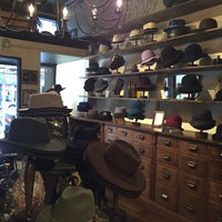 Foto tirada no(a) Goorin Bros. Hat Shop por Beth S. em 10/1/2016