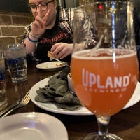 Foto tirada no(a) Upland Brewing Company Tasting Room por Melissa B. em 3/12/2022