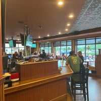 Foto diambil di Green Mill Restaurant &amp;amp; Bar oleh Logan L. pada 7/8/2022