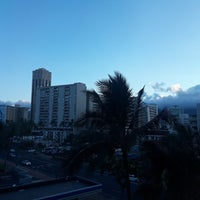 Снимок сделан в Luana Waikiki Hotel &amp;amp; Suites пользователем Liz W. 6/10/2018