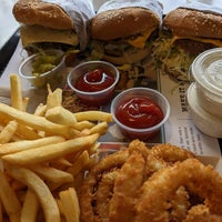 Photo taken at The Habit Burger Grill by Liz W. on 1/16/2023