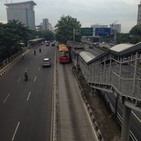 Photo taken at Halte TransJakarta Cikoko Stasiun Cawang by Fujita N. on 8/14/2016