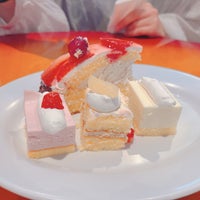 Photo taken at Sweets Paradise by ゆ on 6/2/2022
