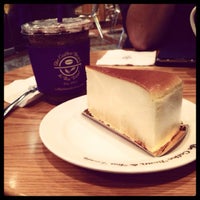 Photo taken at The Coffee Bean &amp;amp; Tea Leaf 정독도서관앞점 by Sara C. on 10/8/2013