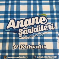 รูปภาพถ่ายที่ Anane Şarküteri ve Kahvaltı โดย Özlem A. เมื่อ 9/24/2017