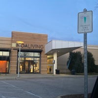 Foto tirada no(a) Triangle Town Center Mall por Jazzy M. em 1/28/2023