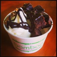 Das Foto wurde bei Bamboo berry frozen yogurt von Monica A. am 10/1/2013 aufgenommen