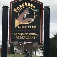 รูปภาพถ่ายที่ Foxchase Golf Club โดย Theresa เมื่อ 3/12/2017