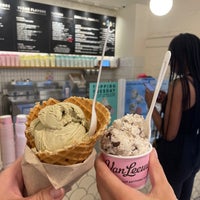 7/15/2022 tarihinde Blake B.ziyaretçi tarafından Van Leeuwen Artisan Ice Cream'de çekilen fotoğraf