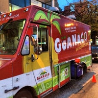 Das Foto wurde bei Guanaco Salvadoran Cuisine food truck von Jay M. am 10/7/2013 aufgenommen