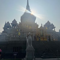 Photo taken at Wat Traimitr Withayaram by ⭐️Dao💃🏻 K. on 4/13/2024