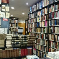 Foto diambil di Librería Praga oleh Javier R. pada 1/28/2014