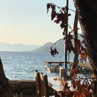 Foto diambil di Delikyol Deniz Restaurant Mehmet’in Yeri oleh Asabi Prenses pada 9/3/2022