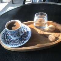 Das Foto wurde bei Adımlar Kitap &amp;amp; Kafe von Hasan D. am 12/8/2022 aufgenommen
