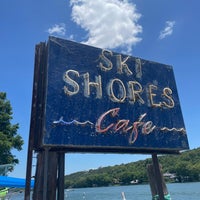 Photo taken at Ski Shores Waterfront Cafe by Lily on 7/9/2023