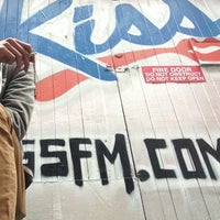 Das Foto wurde bei KISS FM von Dillan S. am 8/22/2013 aufgenommen