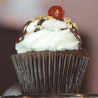Foto diambil di Smallcakes A Cupcakery &amp;amp; Creamery oleh Smallcakes A Cupcakery &amp;amp; Creamery pada 3/13/2020