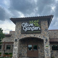 Foto diambil di Olive Garden oleh Ayfer T. pada 5/5/2024