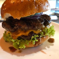 Das Foto wurde bei Feuersteins Premium Burger von The Specialist am 12/4/2019 aufgenommen