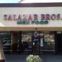 Photo prise au Salazar Brothers Mexican Food par Salazar Brothers Mexican Food le6/4/2013